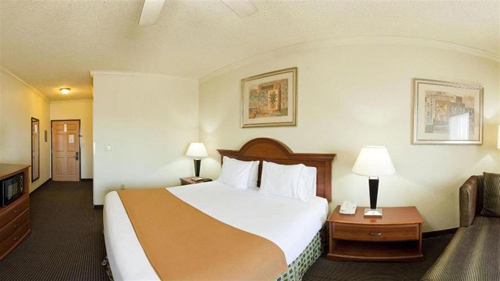 Holiday Inn Express And Suites Гринвилл Экстерьер фото